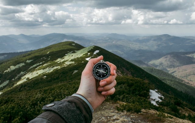 登山用のコンパスは必要なし！アプリでOK？その誤解を初心者に解説