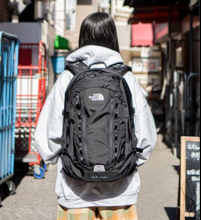 ビッグショットを背負う女性モデルの後ろ姿。オーバーサイズ気味だけど素敵で街コーデもOKの画像