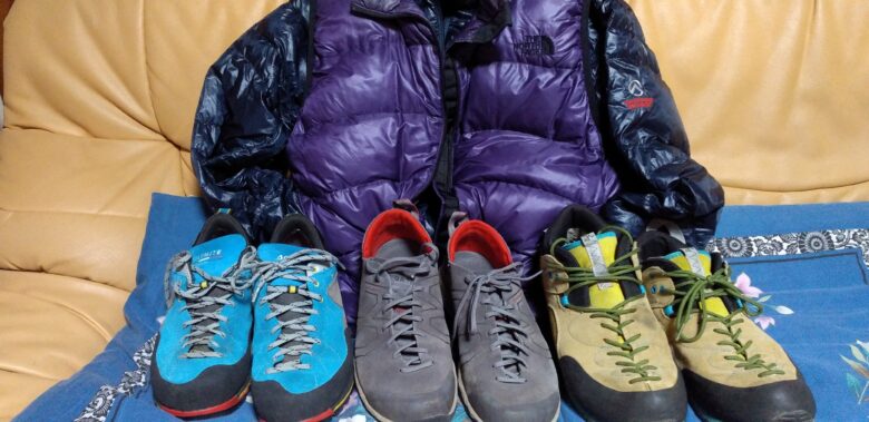 個人所有のアプローチシューズとダウジャケットの画像